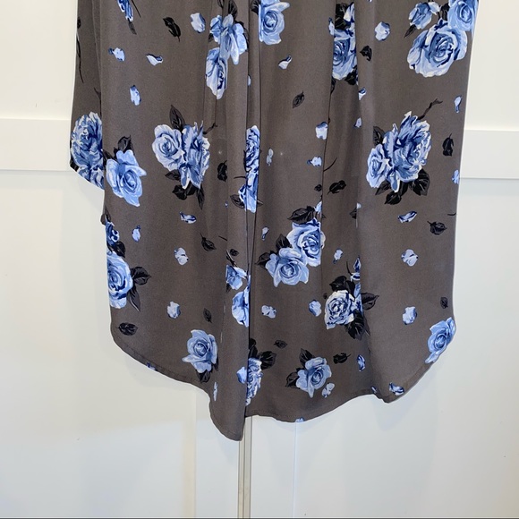 Torrid Floral Grey and Blue Sleeveless Hi- Low Top Size 0X - Picture 10 of 15